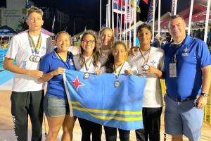 Team Aruba ta logra varios medaya durante Carifta Swimming Championship na Barbados   
