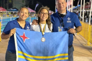 Team Aruba ta logra varios medaya durante Carifta Swimming Championship na Barbados   