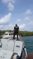 Polis ta topa cu boto pega den mangrove