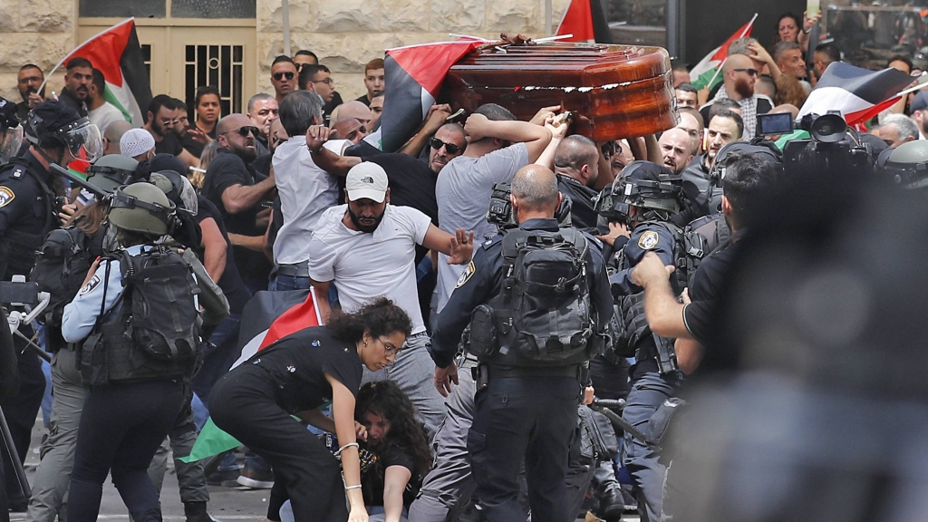 Multitud a causa problema durante entiero di periodista stima na Israel