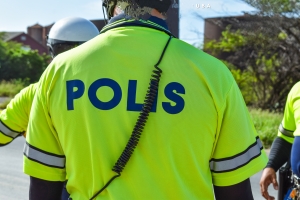 Polis a parti basta multa y detencion durante control di trafico 