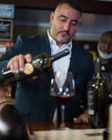 Propietario di The Wine Room a presenta su propio marca di biña pa Aruba 