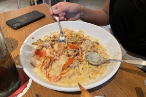 Prensa local a purba e platonan di e prome restaurant Olive Garden na Aruba