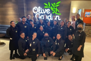 Prensa local a purba e platonan di e prome restaurant Olive Garden na Aruba