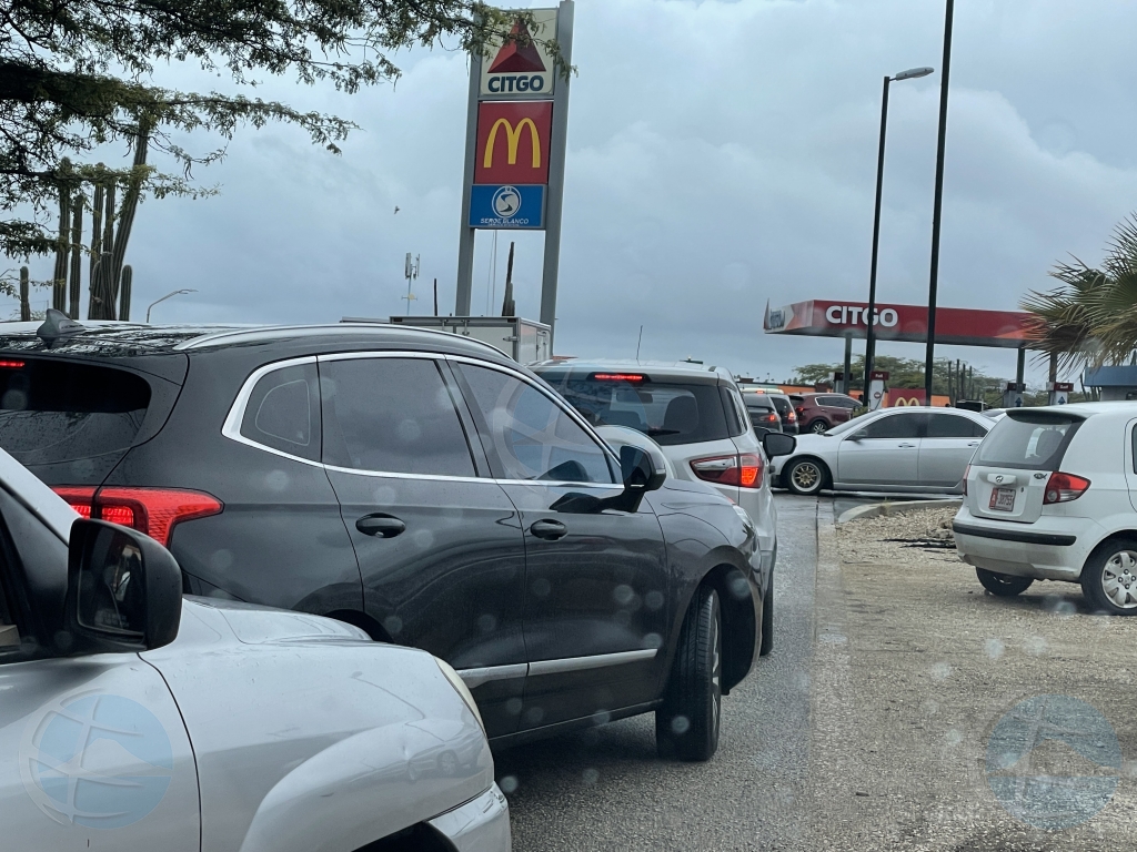 Anuncio di codigo cora a causa fila largo na mayoria pomp di gasoline na Aruba 