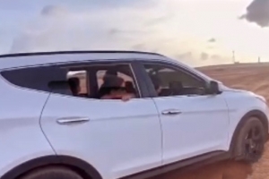 Chabelito di 10 aña gara tray stuur di un SUV coriendo na costa norte di Aruba  
