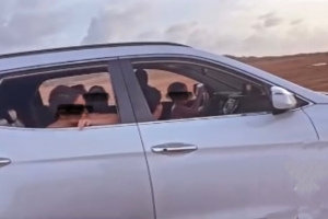 Chabelito di 10 aña gara tray stuur di un SUV coriendo na costa norte di Aruba  