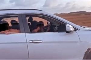 Chabelito di 10 aña gara tray stuur di un SUV coriendo na costa norte di Aruba  