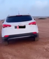 Chabelito di 10 aña gara tray stuur di un SUV coriendo na costa norte di Aruba  