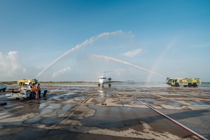 Aeropuerto di Aruba a ricibi buelo inaugural di Jetair for di Corsou