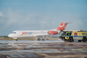 Aeropuerto di Aruba a ricibi buelo inaugural di Jetair for di Corsou