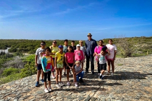Gobernador di Aruba a tene caminata cu grupo di mucha y mayor, den naturalesa 