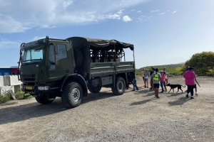 Gobernador di Aruba a tene caminata cu grupo di mucha y mayor, den naturalesa 