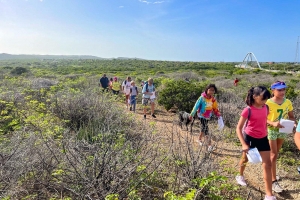 Gobernador di Aruba a tene caminata cu grupo di mucha y mayor, den naturalesa 