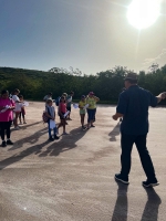 Gobernador di Aruba a tene caminata cu grupo di mucha y mayor, den naturalesa 