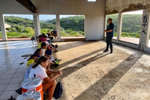 Gobernador di Aruba a tene caminata cu grupo di mucha y mayor, den naturalesa 