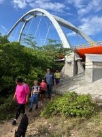 Gobernador di Aruba a tene caminata cu grupo di mucha y mayor, den naturalesa 