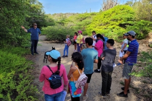 Gobernador di Aruba a tene caminata cu grupo di mucha y mayor, den naturalesa 