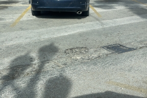 Parkinglot dilanti Bestuurskantoor ta mahos bista y peligroso 