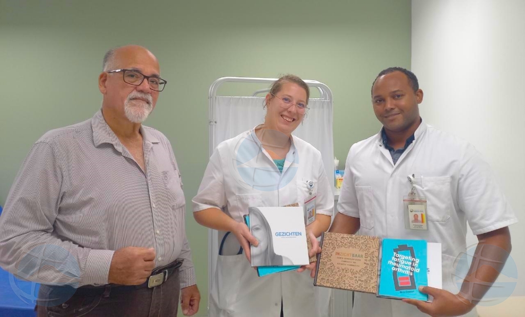 Caribbean Arthritis Foundation cu entrega di buki na Reumatology Center Aruba