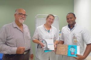 Caribbean Arthritis Foundation cu entrega di buki na Reumatology Center Aruba