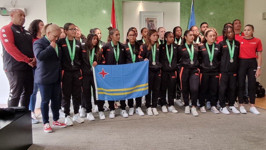 Seleccion U15 di Aruba a bolbe Aruba como subcampeon 2022 Concacaf Girls Under 15 Championship   