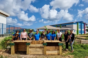 UNESCO Schools Aruba Consortium a ricibi nan waste bins  oficialmente  