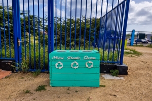 UNESCO Schools Aruba Consortium a ricibi nan waste bins  oficialmente  