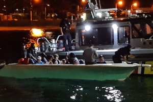 A intercepta boto cu 22 hende indocumenta yegando Aruba 
