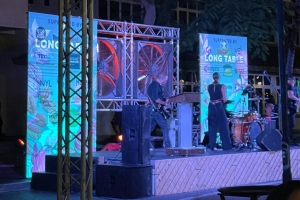  Wind Creek Aruba a entrega 40 mil dollar extra na donacion durante e long table dining