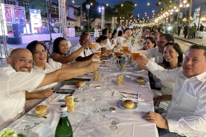  Wind Creek Aruba a entrega 40 mil dollar extra na donacion durante e long table dining