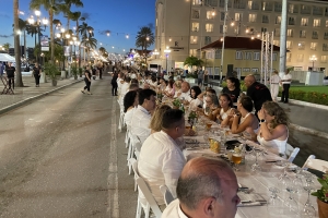  Wind Creek Aruba a entrega 40 mil dollar extra na donacion durante e long table dining