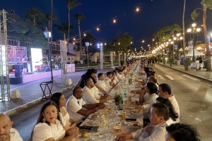  Wind Creek Aruba a entrega 40 mil dollar extra na donacion durante e long table dining
