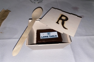  Wind Creek Aruba a entrega 40 mil dollar extra na donacion durante e long table dining