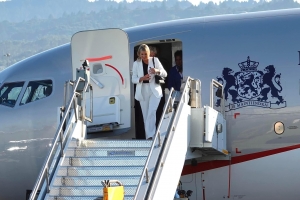Reina Maxima cu delegacion di Reino a yega Merca pa bishita comercial