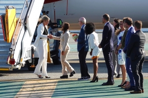 Reina Maxima cu delegacion di Reino a yega Merca pa bishita comercial