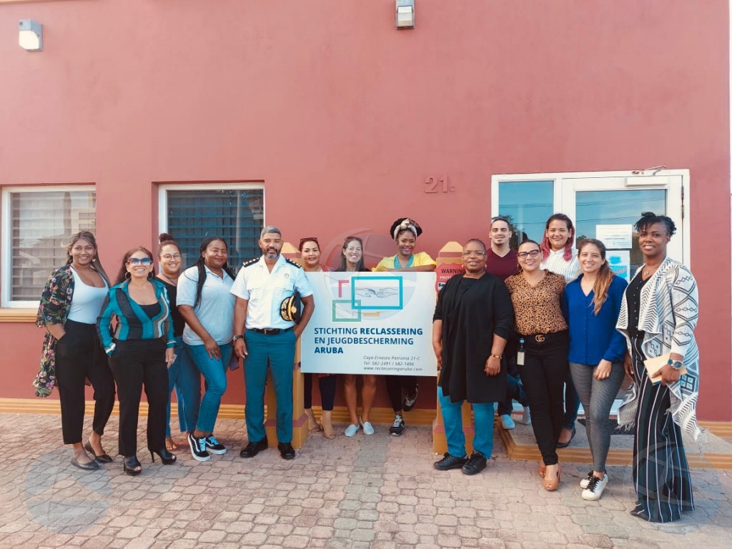 Altocomisario nobo di polis di Aruba a bishita Stichting Reclassering en Jeugd bescherming