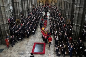 Entiero impresionante e historico di Reina Elizabeth II 