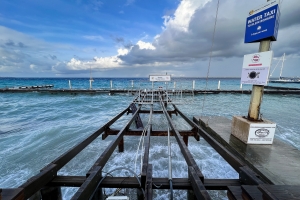 E ola tropical a laga su marca atras na Bonaire 