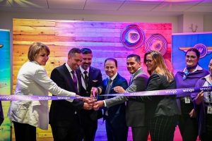 Aeropuerto di Aruba a yama bonbini na mas vuelo for di Medellin cu Wingo
