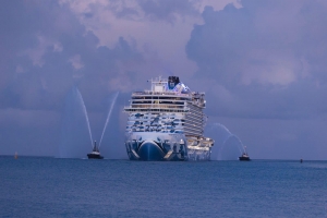 Aruba a ricibi e prome bishita di barco crucero Norwegian Prima