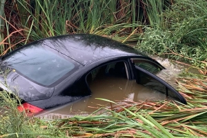 Chauffeur a perde control di su auto y cay cu e auto den Bubali Plas