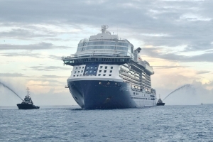E barco crucero Celebrity Beyond a yega Aruba pa prome biaha awe