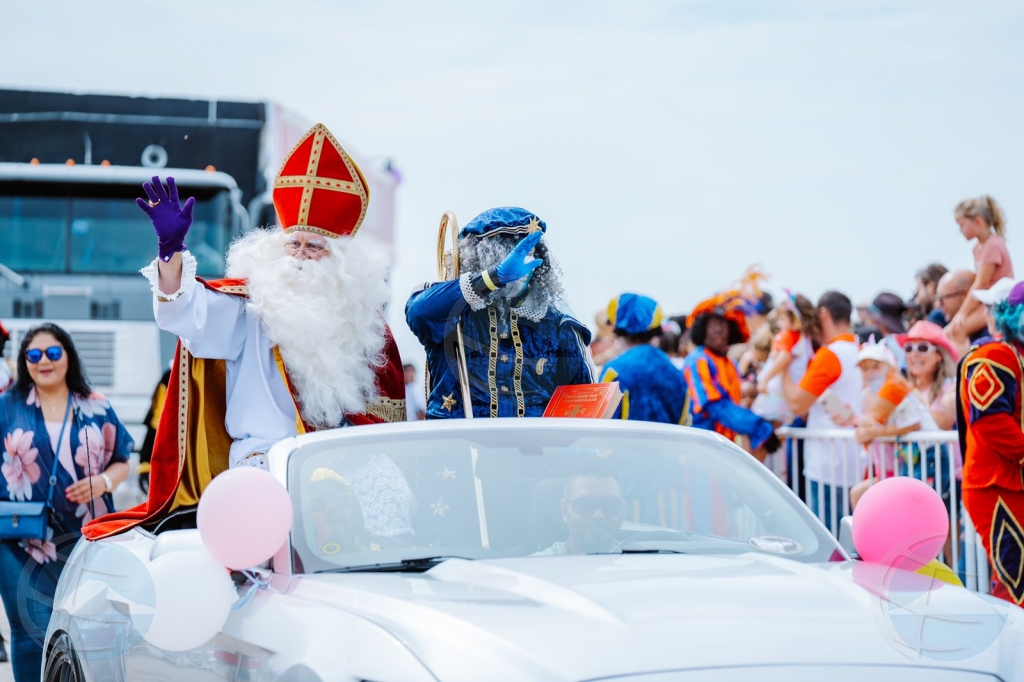 Aruba a yama Sinterklaas y su pietnan bon bini atrobe despues di 2 aña
