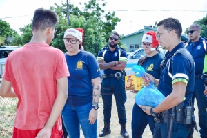 Polis di Oranjestad a duna bek pa 12 famia celebra un pasco feliz