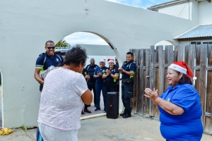 Polis di Oranjestad a duna bek pa 12 famia celebra un pasco feliz