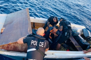 A intercepta 2 boto drentando Aruba y a detene 23 indocumentado riba aña nobo!