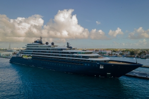 E barco crucero di “Ritz-Carlton Yacht Collection” a yega Aruba pa prome biaha  
