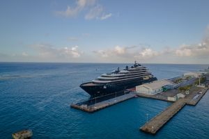 E barco crucero di “Ritz-Carlton Yacht Collection” a yega Aruba pa prome biaha  
