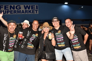 Aruba a goza di Fakkel Optocht cu hopi ambiente y musica